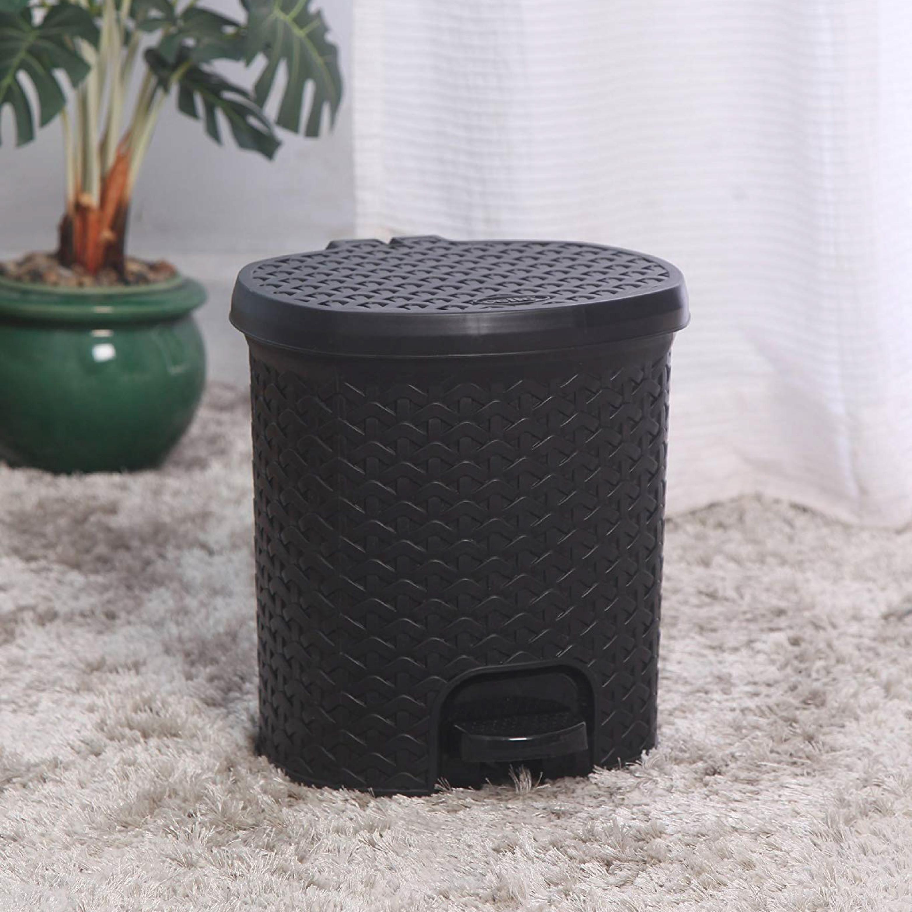 Classic Pedal Dustbin Black / 6 Litre