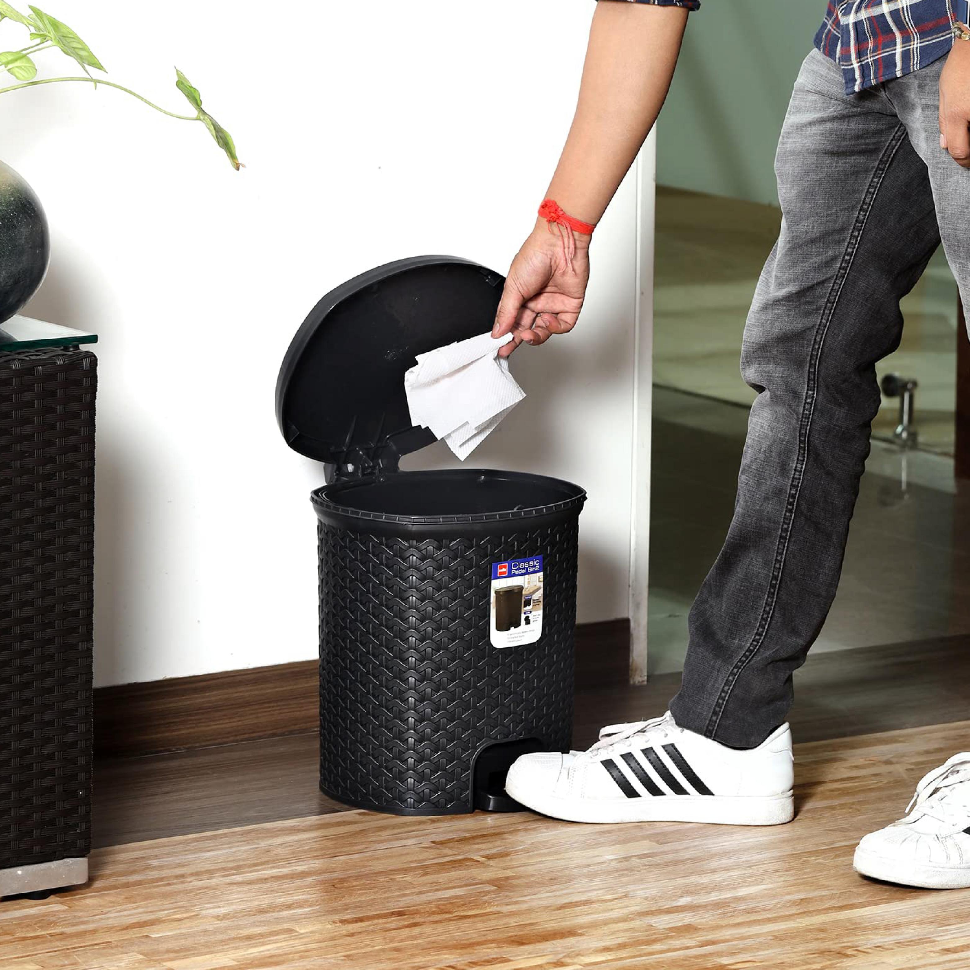 Classic Pedal Dustbin Black / 6 Litre